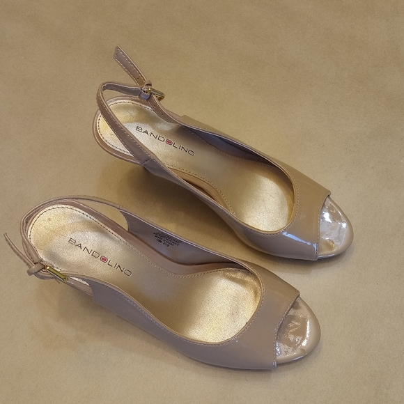 BANDOLINO Sling Back Peep Toe Dress Heels Shiny Patent Pumps Camel Tan-Beige 7 M - Picture 10 of 10